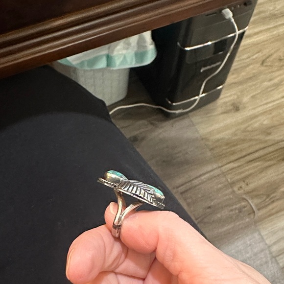Elegant Silver and Turquoise Leaf Ring - Picture 7 of 8